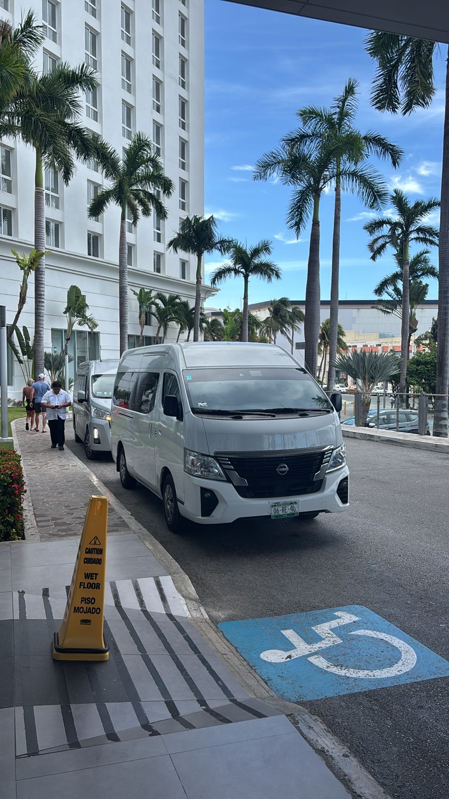 Camioneta de traslado frente a un hotel de Cancún